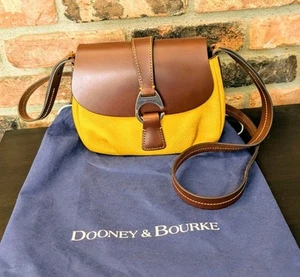 Bolso Bandolera Dooney & Bourke Derby Pebble Pequeña Solapa Cuero Amarillo y Marrón - Imagen 1 de 15