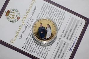 🧭🇨🇰COOK ISLANDS DOLLAR 2011 GOLD PLATED + COA CRANWELL GRADUATION - Picture 1 of 4