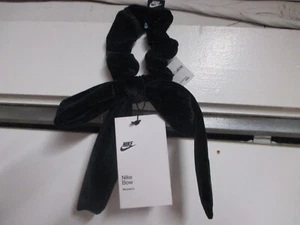 NIKE "DAMEN" (HAARSCHLEIFE) (EINHEITSGRÖSSE) NEU MIT ETIKETT SCHWARZ SAMT FÜHLT SICH WEICH STILVOLL AN! - Bild 1 von 6