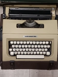 Macchina da scrivere portatile Underwood 250+Custodia originale ***Sped.24h - Foto 1 di 1