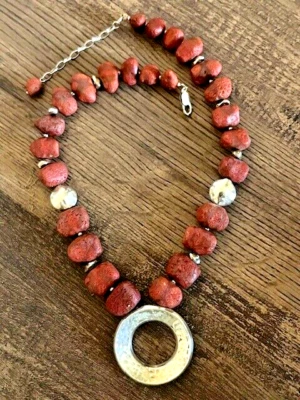 Collar colgante círculo martillado cuentas coral esponja roja SILPADA N1370 Foto 1 de 4