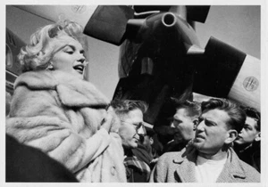 Marilyn Monroe y fans•Foto de Manfred Linus para Estrella Negra•4x6 Postal - Imagen 1 de 1