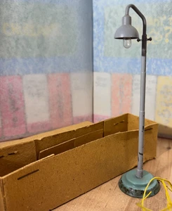 Poste de lámpara de camino ferroviario modelo de farola escala HO de colección, 6" - Imagen 1 de 7