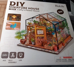 NUEVO HÁGALO USTED MISMO Kit de Casa Miniatura DG104 Cathy's Flower House Rolifee Nuevo en Caja - Imagen 1 de 4