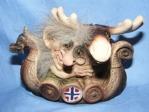 Ny Form Nyform Troll sobre Vikingo Barco con Alce Coleccionable Norwegian T156 - Imagen 1 de 2