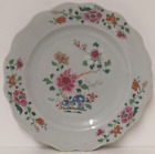 Assiette en porcelaine chinoise époque Qianlong à bords pétoncles motif pivoines à fleurs 