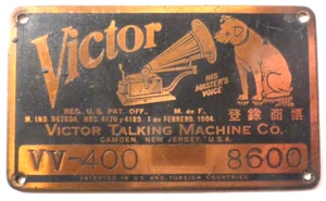 Vintage Victor VV -400 Namensschild mit Original Nägeln...... 3" x 1 & 3/4" - Bild 1 von 2