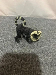 Estatuilla animal cola anillada negro blanco juguete mono macaco Chap Mei 3"  - Imagen 1 de 10