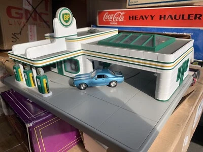 MTH RAILKING OPERATING BP GAS STATION ACCESSORY W/ CHEVY CAMARO CITY BUILDING - Image 1 of 2