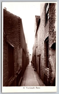 RPPC - Yarmouth England Narrow Alley - Foto real postal vintage 1918-1936 - Imagen 1 de 3