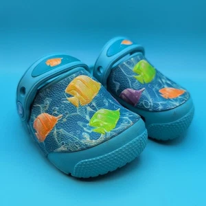 Crocs para niños pequeños, talla C5, unisex, azul claro con peces que se iluminan - Imagen 1 de 6