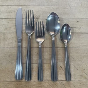 Oneida North Bay 18/0 Stainless Flatware 5 Piece Place Setting For One - Picture 1 of 5