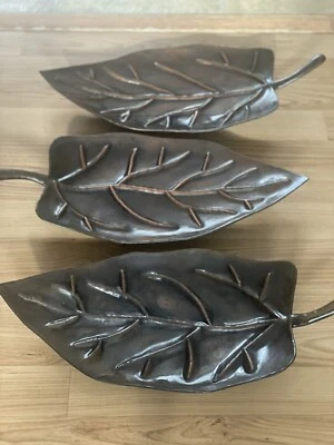 BANDEJAS DE HOJAS DE METAL ASPECTO BRONCE Pilar Candelabro INDIA PATAS ANTIGUO 17.5" Foto 1 de 4