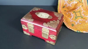 Old Chinese Wood Jewelry Box with Stone Inlay & Brass Corners and fittings… - Bild 1 von 6