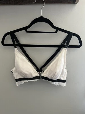Sujetador Victoria’s Secret de encaje blanco con correas de terciopelo negro, cierre frontal, grande Foto 1 de 4