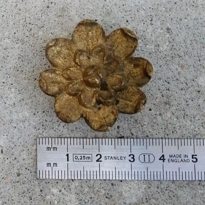 Ancien cache clou piton en bronze massif doré forme fleur tableau  cadre - Photo 1/4