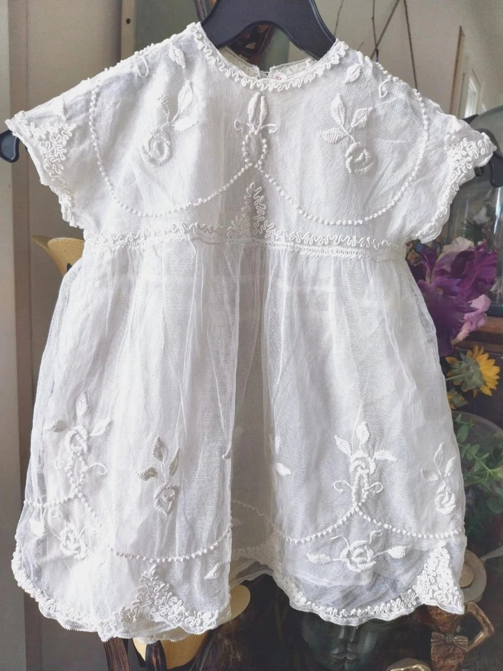 Délicieuse robe ancienne enfant en tulle surbrodé. Doublure bordée de dentelle - Photo 1/4