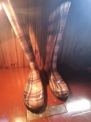 BOTAS DE GOMA HECHAS EN ITALIA A CUADROS HASTA LA RODILLA ESTAMPADAS S40 PRECIO DE VENTA SUGERIDO POR EL FABRICANTE $129.00 NUEVAS Foto 1 de 4