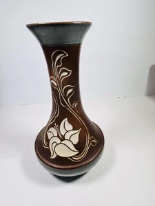 Vintage Keramik Handwerk Trompetenvase braun mit eingeschnittener Lilie & Ranken 10,25" hoch USA - Bild 1 von 11