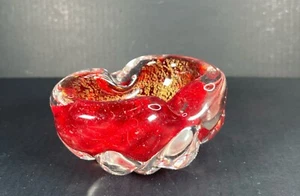 Ciotola/piatto caramelle vintage Murano metà secolo vetro soffiato a mano rosso con macchie oro - Foto 1 di 8