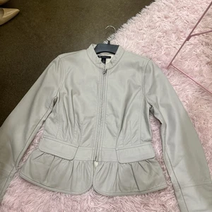 INC Kunstlederjacke Größe M hellgrau mit Rüschen - Bild 1 von 5