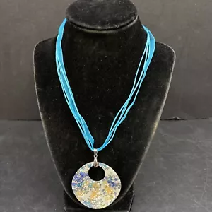 Collar de cordón azul con cuentas florales de plástico fundido hecho a mano con flores deformadas - Imagen 1 de 8