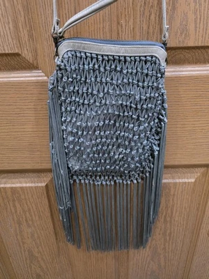 Bolso Bandolera Cleobella Cuero Gris Macramé Flecos Boho Festival Cartera Foto 1 de 4