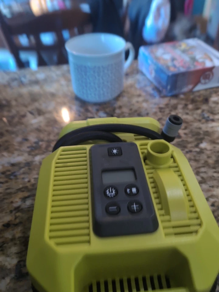 Inflador de aire inalámbrico Ryobi con herramienta de calibre digital solamente Foto 1 de 1