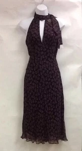 Neu ohne Etikett schwarz rosa Blätter Kleid schmal klein mit silberner Brosche Pin V-Ausschnitt Schalkragen - Bild 1 von 3