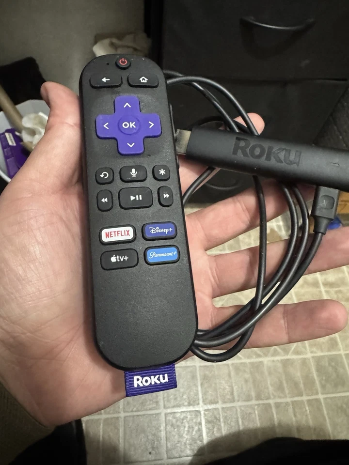 Dispositivo de transmisión Roku Streaming Stick 3820X2 4K con control remoto por voz Foto 1 de 2