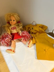 Muñeca Kimberly en traje de animadora muñeca 17" Tomy vintage 1983 con traje extra - Imagen 1 de 6