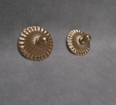 2 anciens Boutons Rosaces en Laiton Bronze éléments de décoration - Photo 1/4