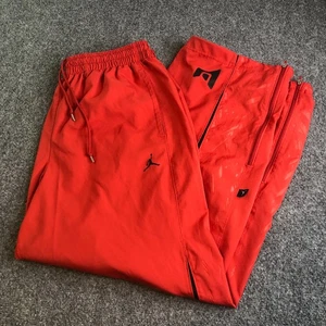 Pantalones deportivos Nike Air Jordan para hombre XL rojos con cremallera al tobillo rompevientos bolsillos holgados - Imagen 1 de 17