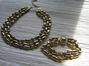 Vintage Demi Alternating Smooth Barrell & Ridged Round Bead Goldtone Multistrand - Picture 1 of 1