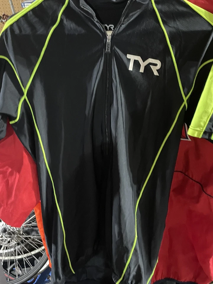 Jersey de ciclismo de carbono TYR negro y verde pequeño Foto 1 de 4