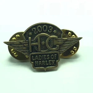 HARLEY DAVIDSON MOTO PINBACK PIN DE COLECCIÓN INSIGNIA EMBLEMA BICICLETAS DAMAS DE 2003 - Imagen 1 de 2