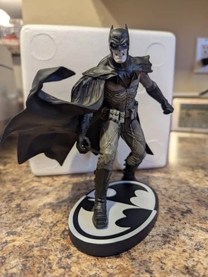 DC Comics Direct - Lee Bermejo - Batman Estatua Blanco y Negro 2133/3500 Fuera de Stock Foto 1 de 4