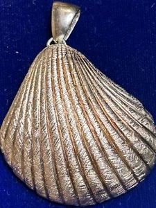 MILOR, ITALY POLISHED & ETCHED STERLING SILVER HUGE SCALLOP SHELL PENDANT - Picture 1 of 4