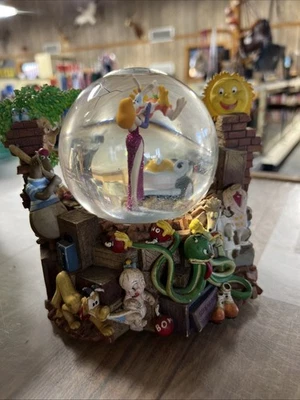 Caja de música globo de nieve Disney "Who Framed Roger Rabbit" Foto 1 de 4