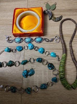 Konvolut schmuck 8Teile, Jade, Holz, Magnesit(gefärbt), gebraucht - Bild 1 von 4