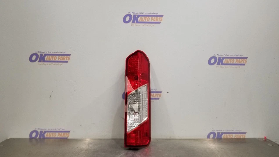 23 FORD TRANSIT 150 LUZ TRASERA LUZ TRASERA PASAJERO DERECHO Foto 1 de 4