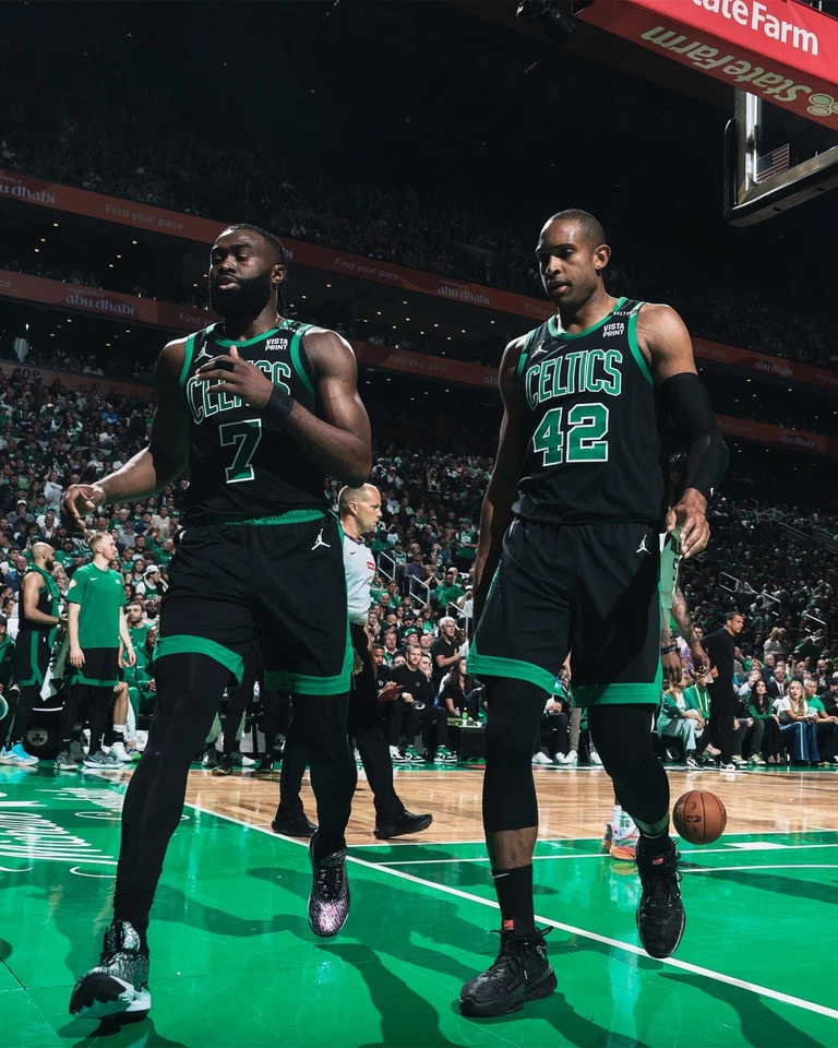 Foto de baloncesto de la NBA Jaylen Brown y Al Horford caminando fuera de los Boston Celtics 8x10 Foto 1 de 1