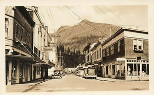 Ketchikan AK Kolosseum Ladenfronten alte Autos Straßenansicht Echtfoto Postkarte - Bild 1 von 2