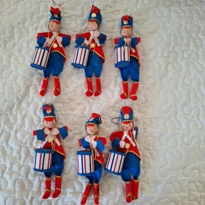 6 Vintage 50er Jahre Filz Trommler Junge Soldat rot blau Weihnachtsschmuck Kitsch - Bild 1 von 6