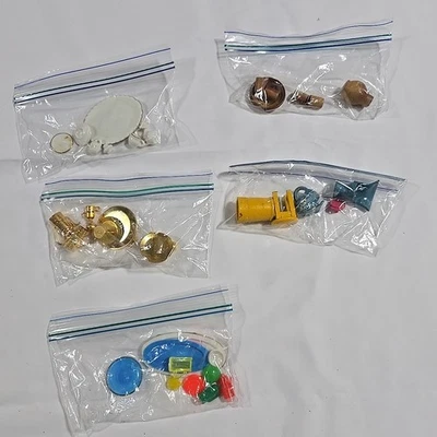 Lote mixto de platos, platillos y cuencos miniatura para casa de muñecas de madera, vidrio, metal Foto 1 de 4