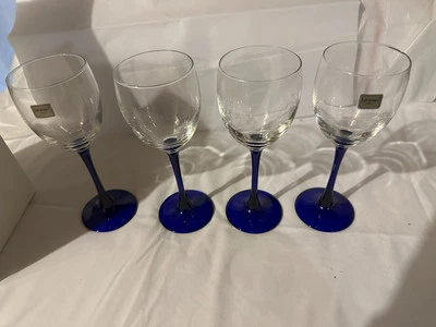Juego de 4 copas de vino vintage años 70 Luminarc tallo azul cobalto Foto 1 de 4