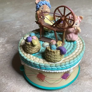 Enesco Maus Spinnrad animierte Spieluhr spielt Spinnrad -4”- funktioniert - Bild 1 von 7