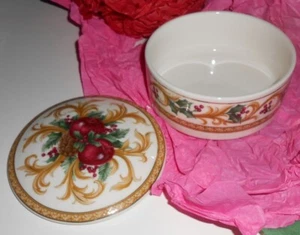 MIKASA PLATO DE DULCES NAVIDEÑOS CON TAPA 5"W x 2.5"H - EXCELENTE - Imagen 1 de 3