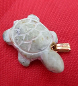 Stein geschnitzte Schildkröte Anhänger befestigter Ballen 1" hell Seladon grün winzig EUC - Bild 1 von 3
