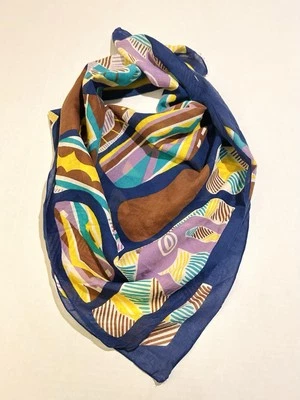 Bandana de algodão marrom amarelo-azulado roxo com listras de elefantes e padrões tribais - Imagem 1 de 4